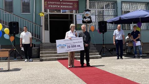 Весела Лечева дари 20 000 лева на спортното училище във Велико Търново