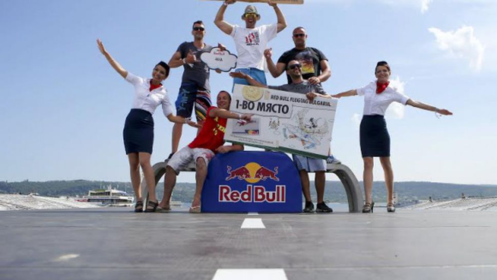 "Самолето-носачи" преодоляват гравитацията в първия Red Bull Flugtag