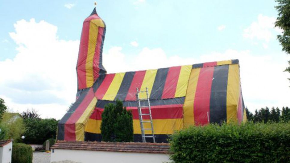 Баварска църква грейна патриотично преди мача с Франция