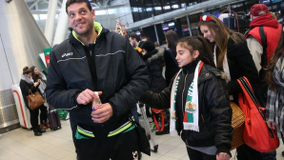 Сняг и сурвакари изпратиха волей националите за Берлин