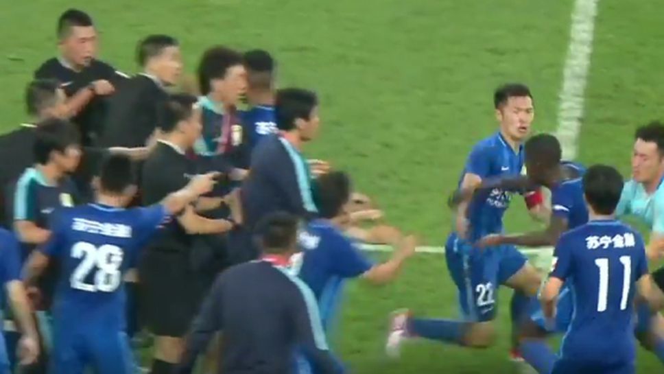 Бивша звезда на Челси налита на рефер в Китай