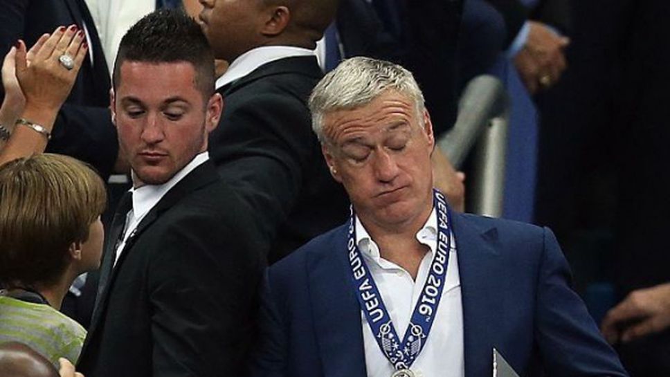 Дешан остава начело на "петлите"