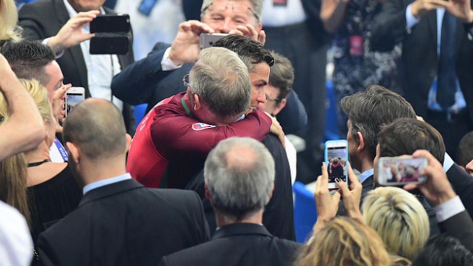 Като баща и син: Сър Алекс прегърна Кристиано след триумфа на Португалия (видео)