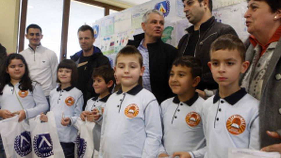 Футболисти наградиха деца от конкурса "Какво е Левски за мен"