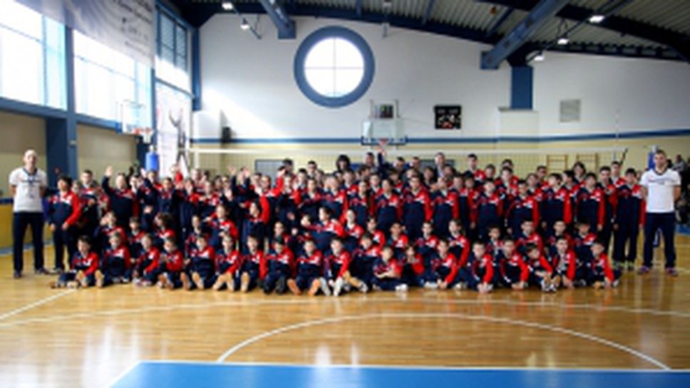 Откриха волейболната школа за деца Стойчев - Казийски