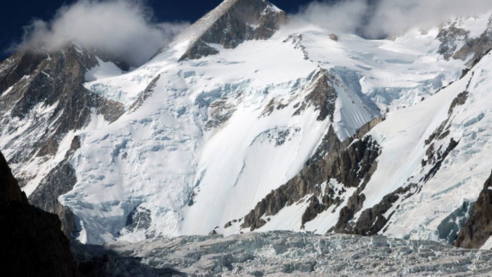 Лошо време и падащи лавини осуетиха опита на Атанас Скатов за изкачването на връх Гашербрум 2