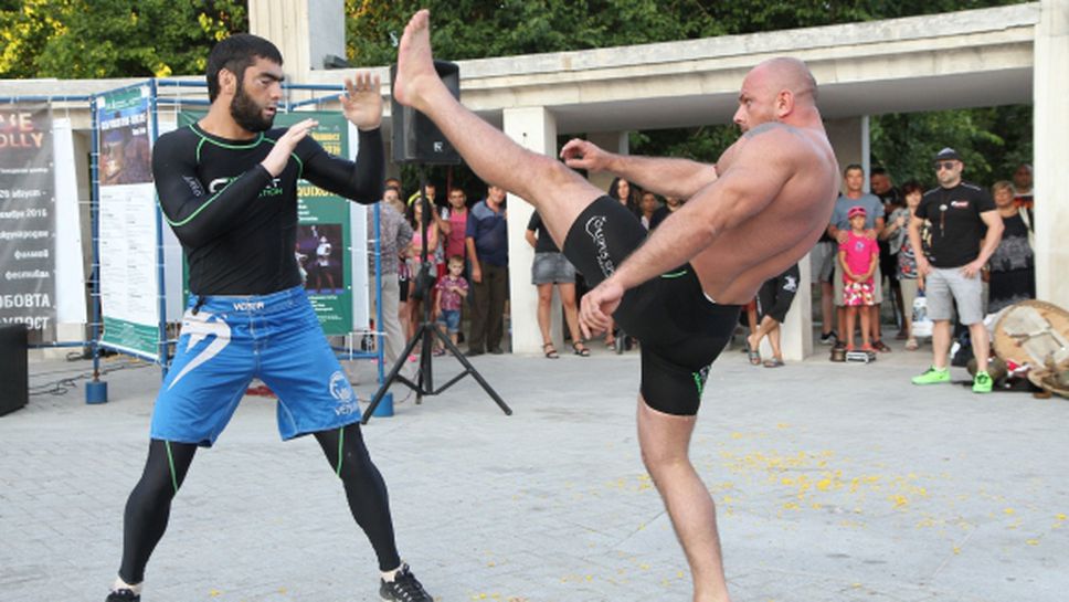 MMA демонстрация впечатли варненци преди шоуто на 30 юли