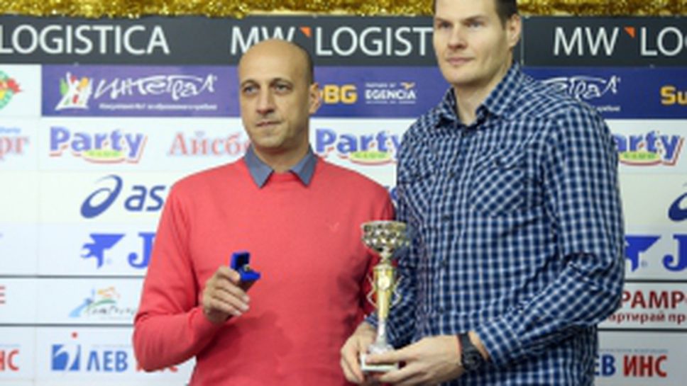 Лукойл Академик с награди за отбор и треньор за месец декември