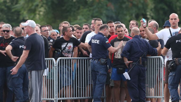 Полицията на крак в Разград заради феновете на Звезда (видео+фотогалерия)