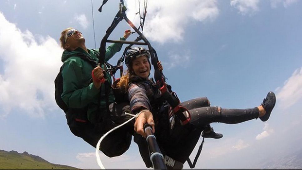 Сани Жекова скача от високи скали и лети с парапланер