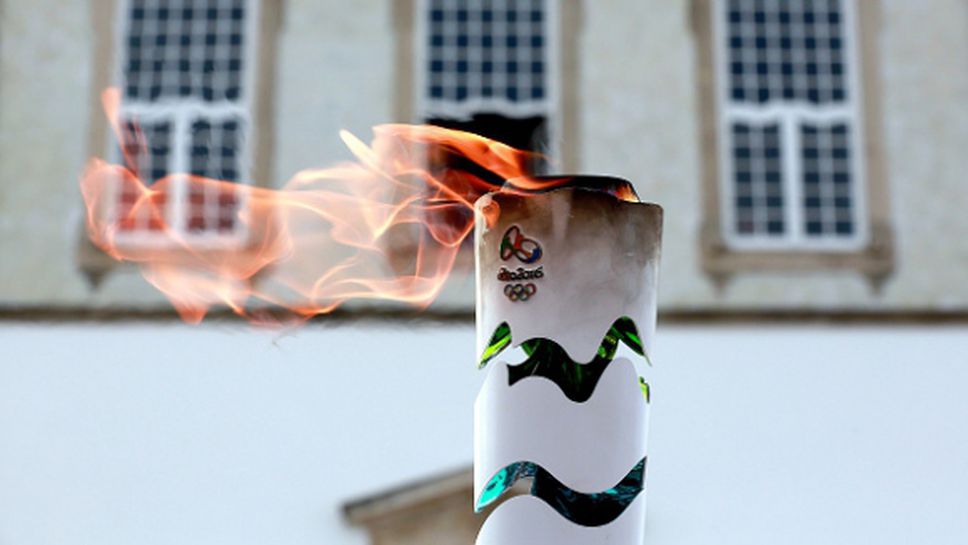 Олимпийският огън изгасна край Рио, протести забавиха пътя му към града