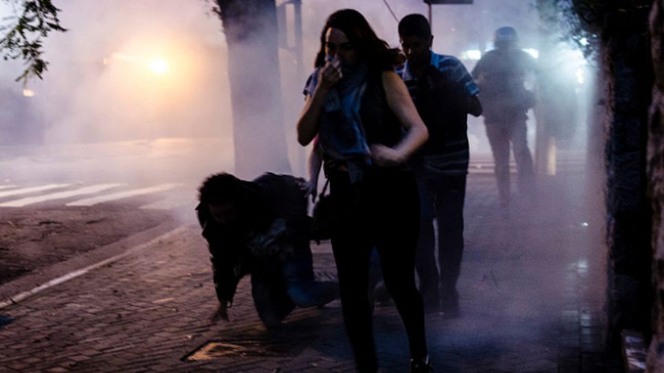 Полицията използва сълзотворен газ и зашеметяващи гранати за разпръсване на протест в Рио