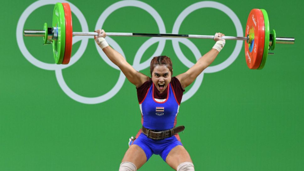 Тайландката Сопита Танасан спечели първата категория във вдигането на тежести