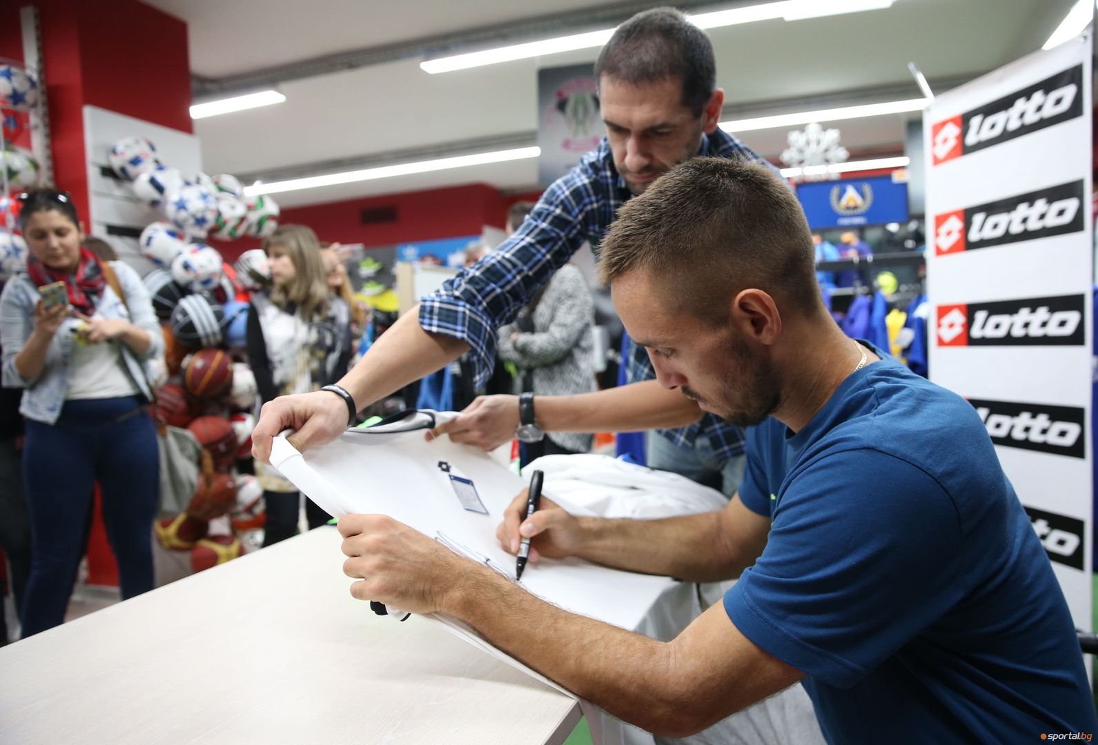 Виктор Троицки се срещна с фенове и раздаде автографи в магазин Sport Depot