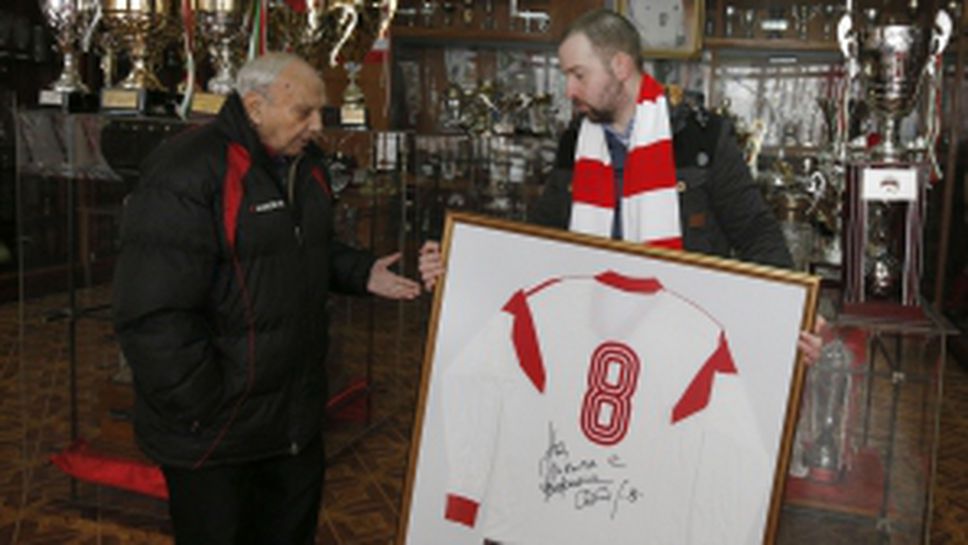 Колекционер подари уникална фланелка на Стоичков на музея на ЦСКА