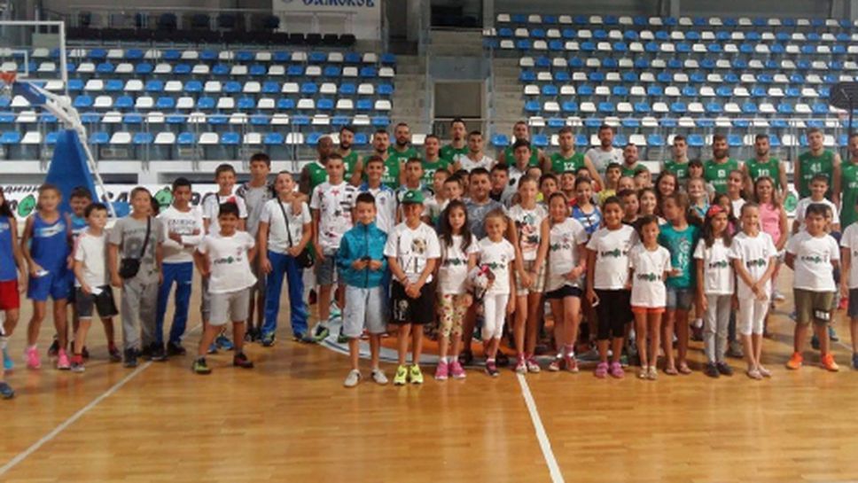 Националите зарадваха малки баскетболисти в Самоков