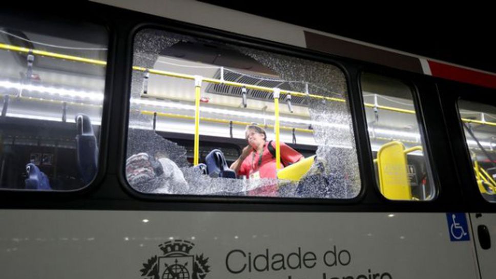 Стреляха по автобус с журналисти в Рио (снимка)