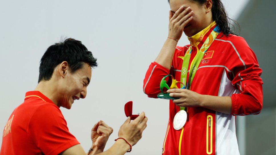 Китайка получи сребърен медал и предложение за брак на подиума за награждаване