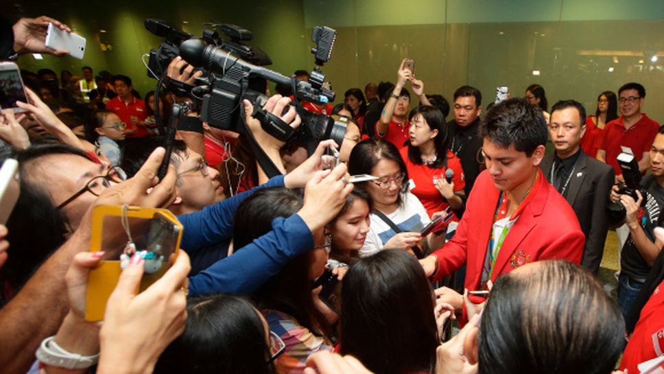 Джоузеф Скулинг посрещнат като герой в родината си Сингапур