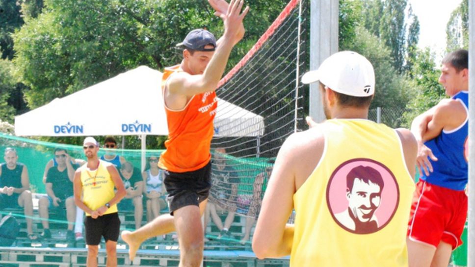 Осем отбора играха плажен волейбол в памет на Петър Кирчев