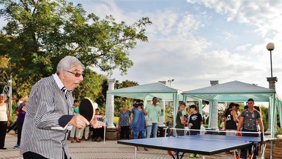 Хайго игра тенис на маса с инвалиди, раздава им купи и медали