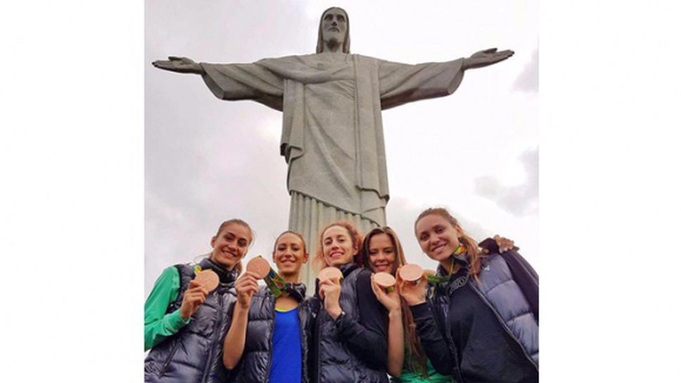 Златните момичета се снимаха с Христос на раздяла с Рио