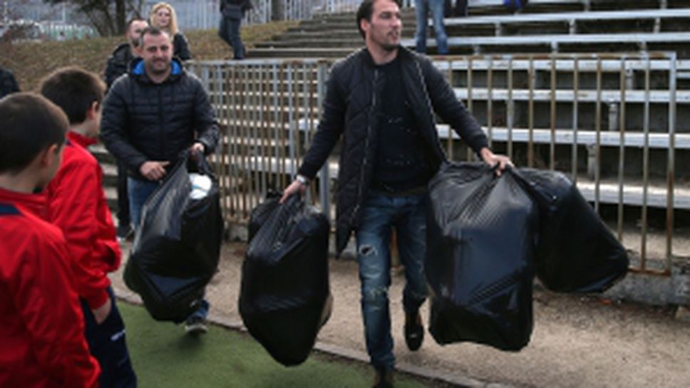 Ивелин Попов подари футболни топки на две детски школи