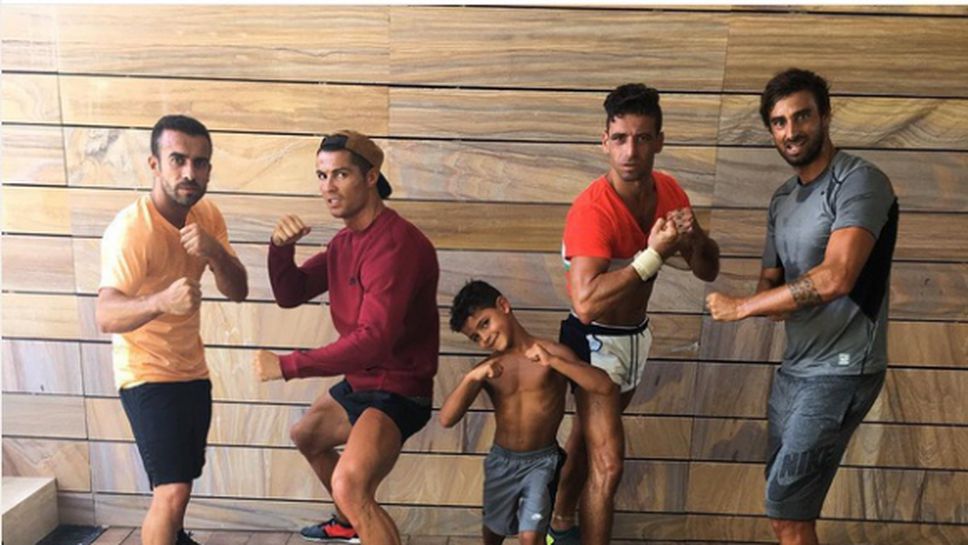 Кристиано тренира с момчетата си