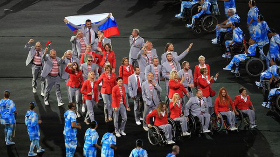 Спортистите от Беларус развяха руско знаме по време на откриването на Параолимпиадата
