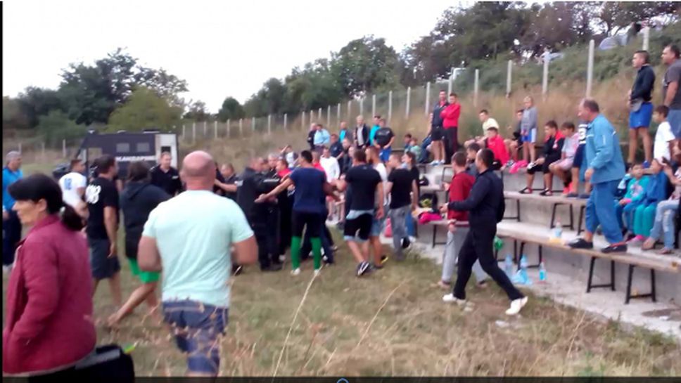 Бой, жандармерия и двама арестувани футболисти на мач в България (ВИДЕО + СНИМКИ)