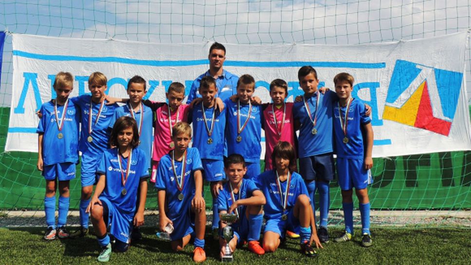 Децата на Левски с купа от международен турнир