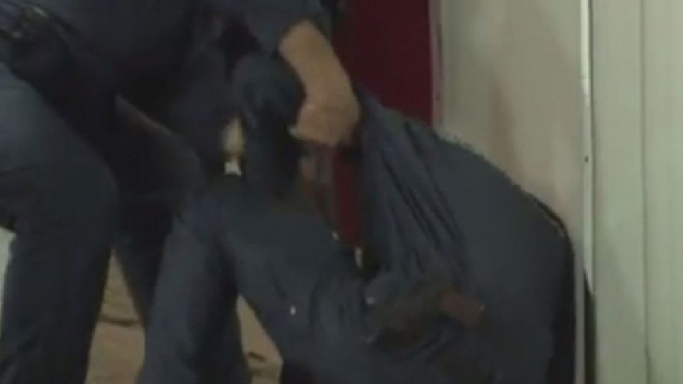 Инцидент на "Армията", фенове уцелиха полицай (видео)