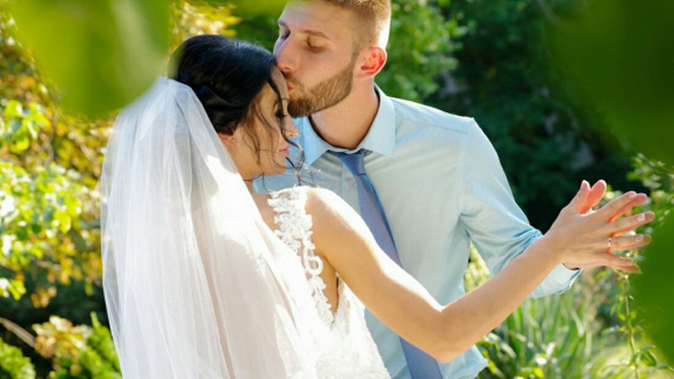 Футболист на Верея се венча за баскетболна националка (снимки)