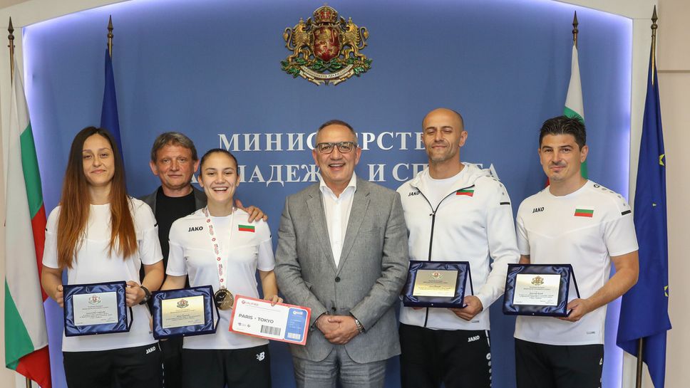 Министър Кузманов награди състезателките по карате Александра Стублева и Ивет Горанова