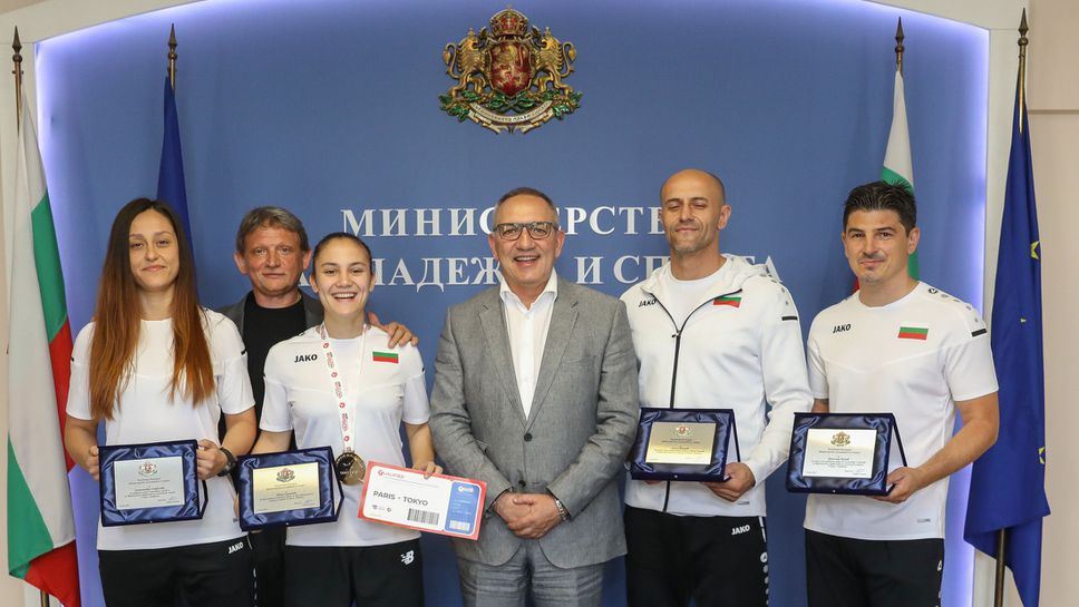 Министър Кузманов награди състезателките по карате Александра Стублева и Ивет Горанова