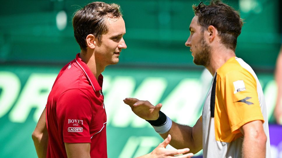 Медведев отпадна от турнира в Хале