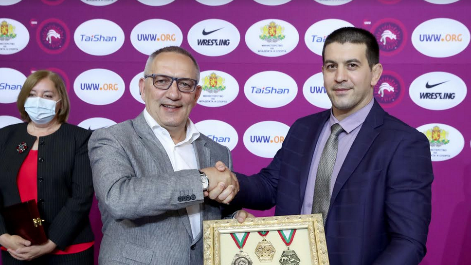 Министър Кузманов откри Европейското първенство по борба за кадети