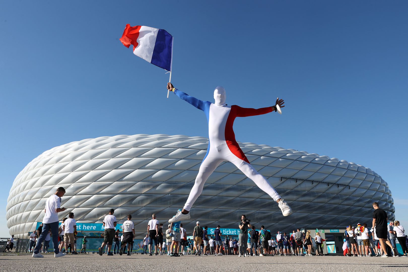 Феновете на Франция и Германия приковаха погледите на "Алианц Арена"