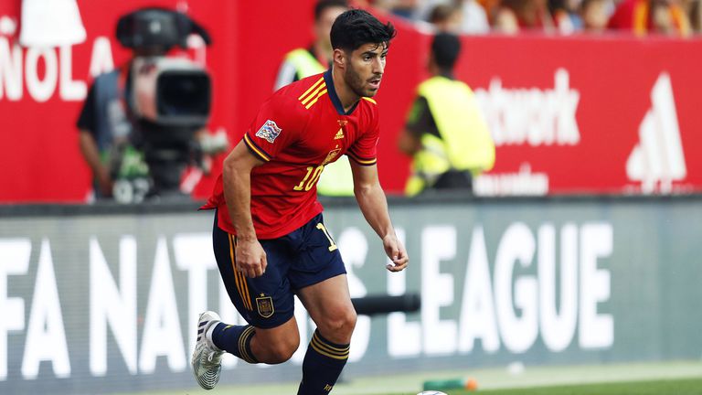 Английският следи преговорите между испанския футболист и за подновяването на