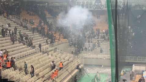 Екшън в ОАКА, залата е потрошена