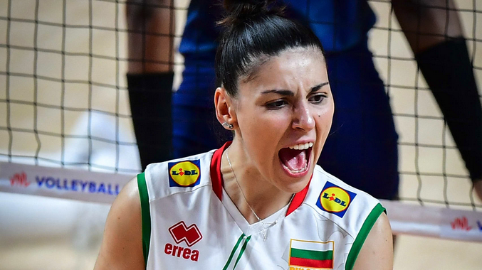 Националка подписа с гръцки гранд