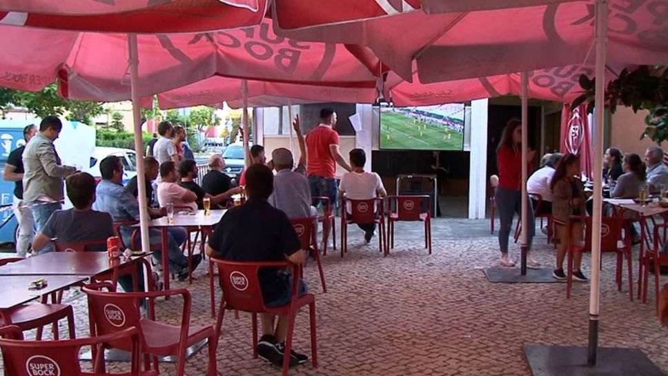 Десетки фенове на Бенфика изразиха своята подкрепа към отбора