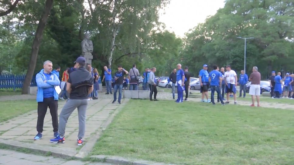 Феновете на Левски се събират преди мача с Лудогорец