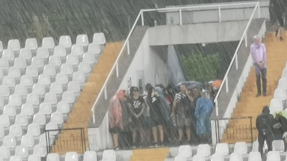 Проливен дъжд на Локо (Пд) - Славия принуди феновете да се скрият по входовете на стадиона