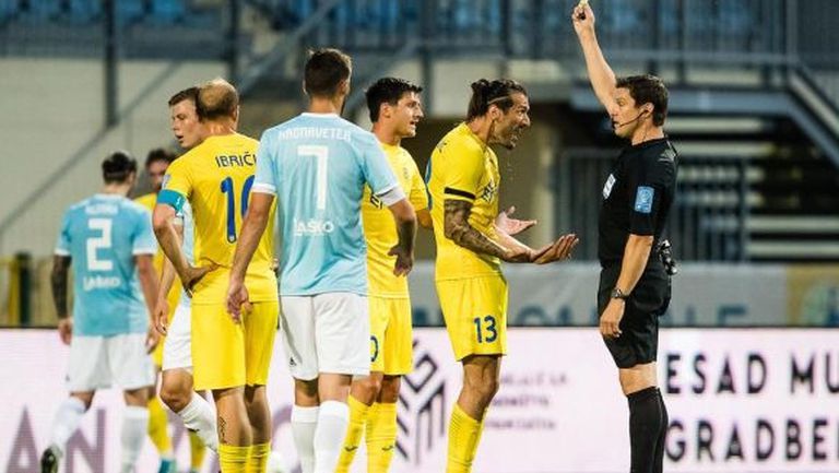Червен картон на бивш защитник на ЦСКА спаси интригата в Словения