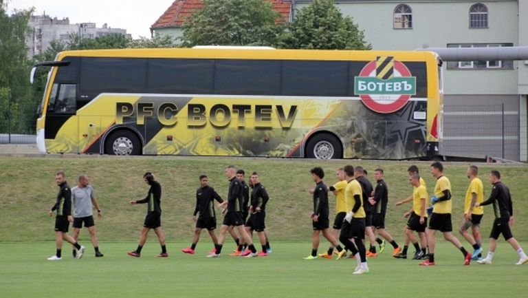 Ботев тренира в Разград преди мача с Лудогорец, групата на "канарчетата"