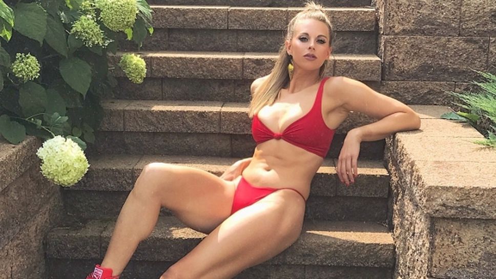 Футболно барби разпалва фантазиите по бански