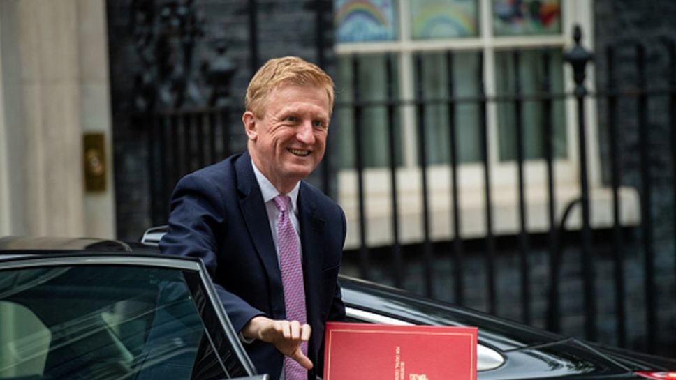 Феновете в Англия може да се върнат на стадионите за началото на следващия сезон