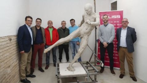 Статуя на голия Иниеста втрещи Испания