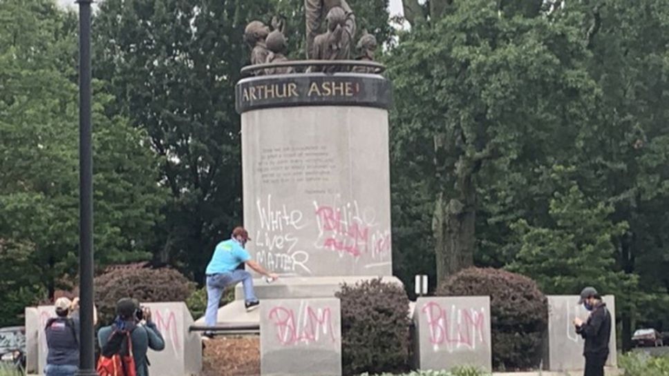 Вандали се изгавриха със статуята на Артър Аш в САЩ (снимки)